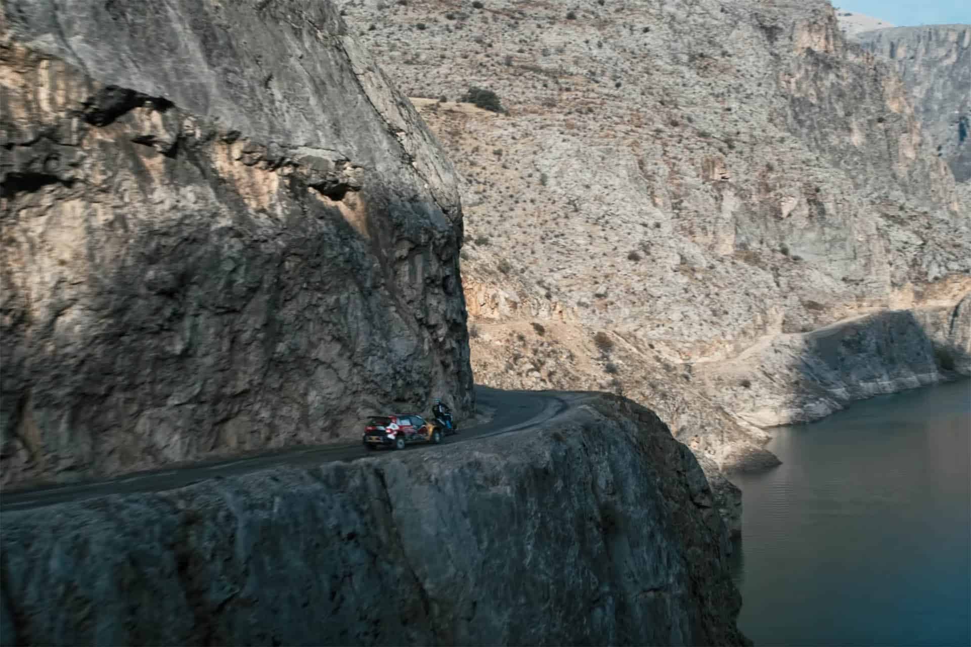 Ver tan cerca moto y coche en esas condiciones pone los pelos de punta