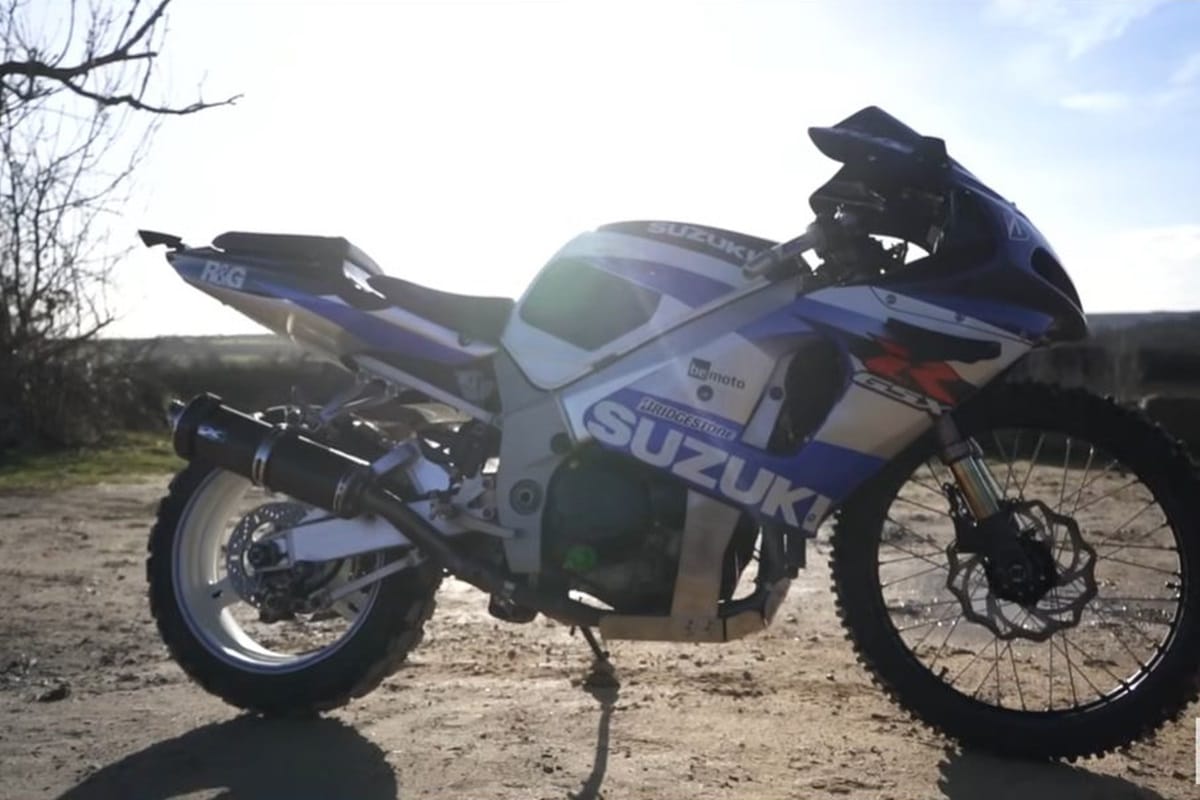 Una GSX-R1000 compitiendo contra un Land Cruiser...¡en conducción Offroad!