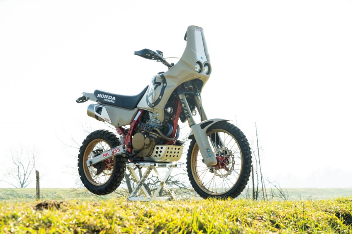 Honda NX650 Dominator "Desert Thumper" by Manara Artwork: Genética Rally de la vieja escuela