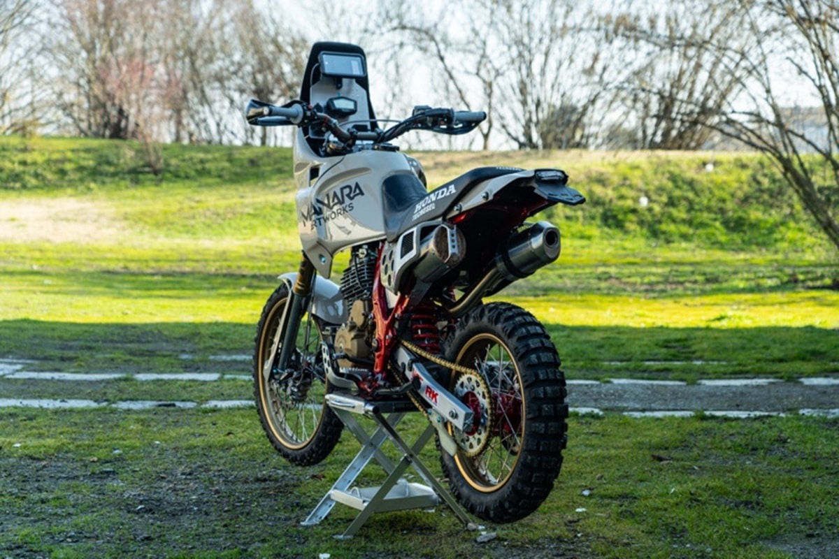 Honda NX650 Dominator "Desert Thumper" by Manara Artwork: Genética Rally de la vieja escuela