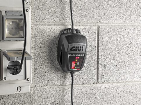 Cargador de batería GIVI S510 D-Charge: Ideal para llevar en nuestro viajes