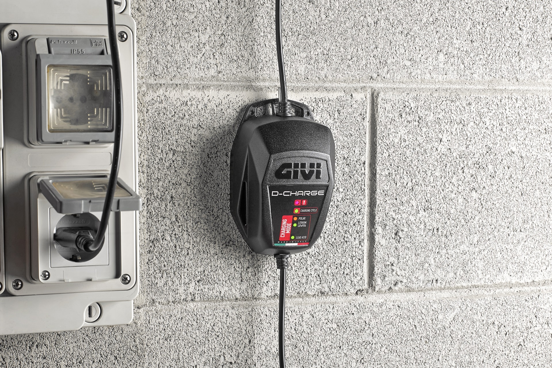 Cargador de batería GIVI S510 D-Charge: Ideal para llevar en nuestro viajes