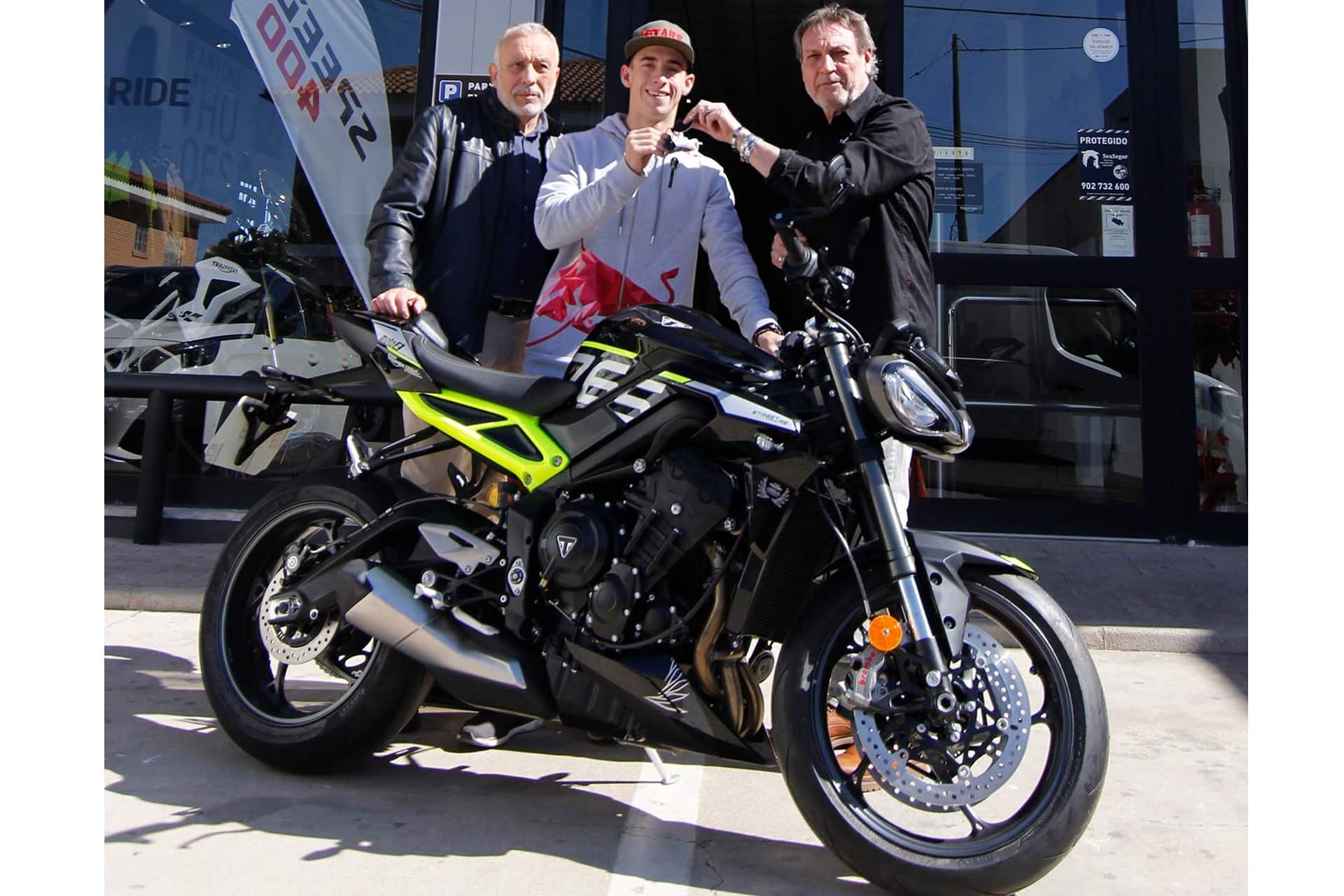 Pedro Acosta, Campeón del Mundo de Moto2, estrena su nueva Triumph Street Triple 765 RS