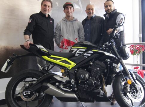Pedro Acosta, Campeón del Mundo de Moto2, estrena su nueva Triumph Street Triple 765 RS