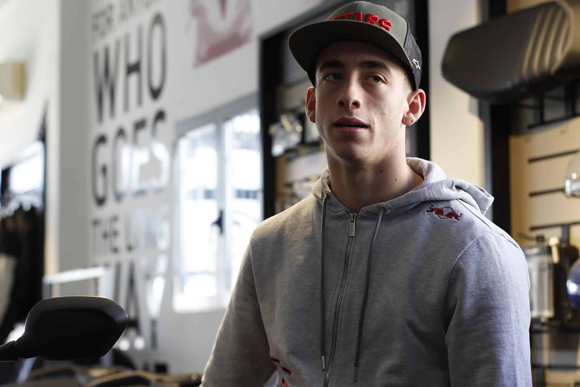 Pedro Acosta, Campeón del Mundo de Moto2, estrena su nueva Triumph Street Triple 765 RS