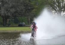 Cruzar un lago lleno de caimanes con una moto eléctrica ¿qué podría salir mal?