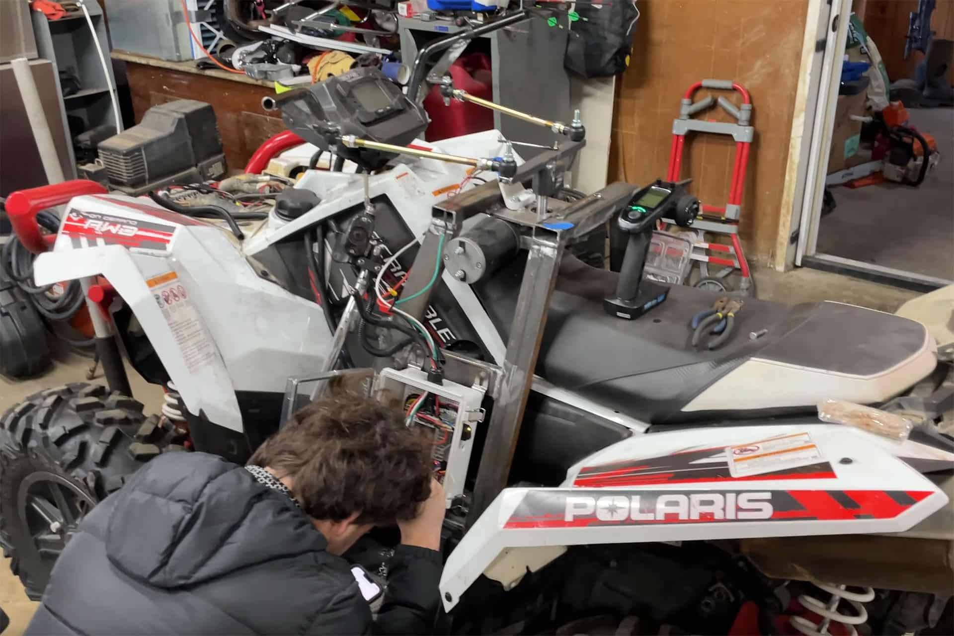 Los mecanismos de radiocontrol tuvieron que ser instalados para hacer que funcionase todo