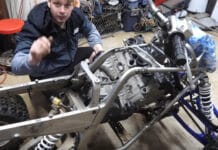 El motor de Hayabusa es mucho más ancho que el chasis original