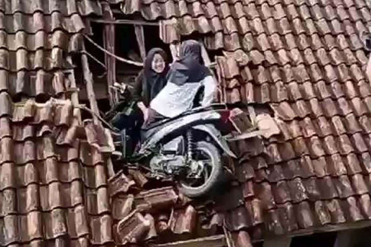 Historias increíbles: Se quedan sin frenos en su moto y acaban encima de una casa