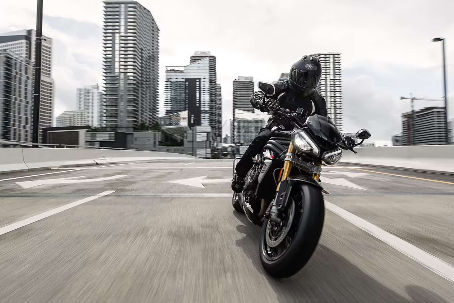 En esta visión, el chasis y el motor serían los de la Triumph Triple 1200 RS