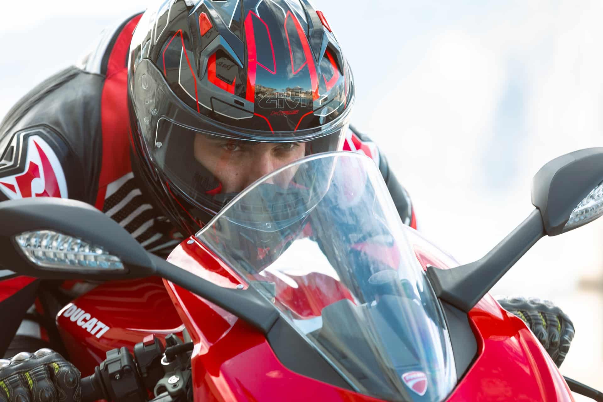 La gama de cascos deportivos de GIVI se renueva de cara a este 2024