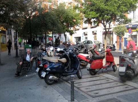 Aparcar la motos incluso donde está prohibido: la propuesta del MAG