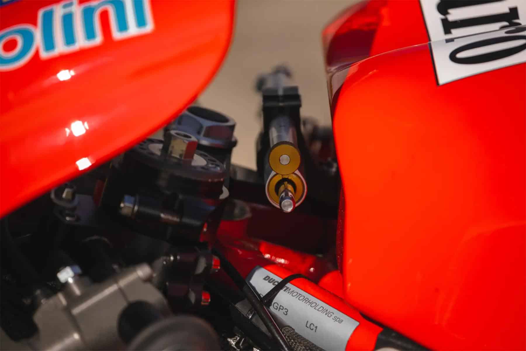 En la moto se pueden apreciar distintivos del modelo