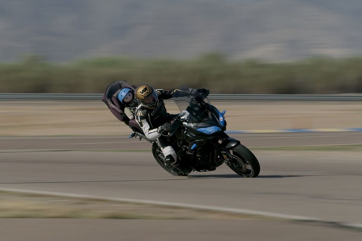 ¿Pensando en montar a tu bebé en moto? Entonces debes conocer el "Asiento infantil RevZilla EZ Rider"