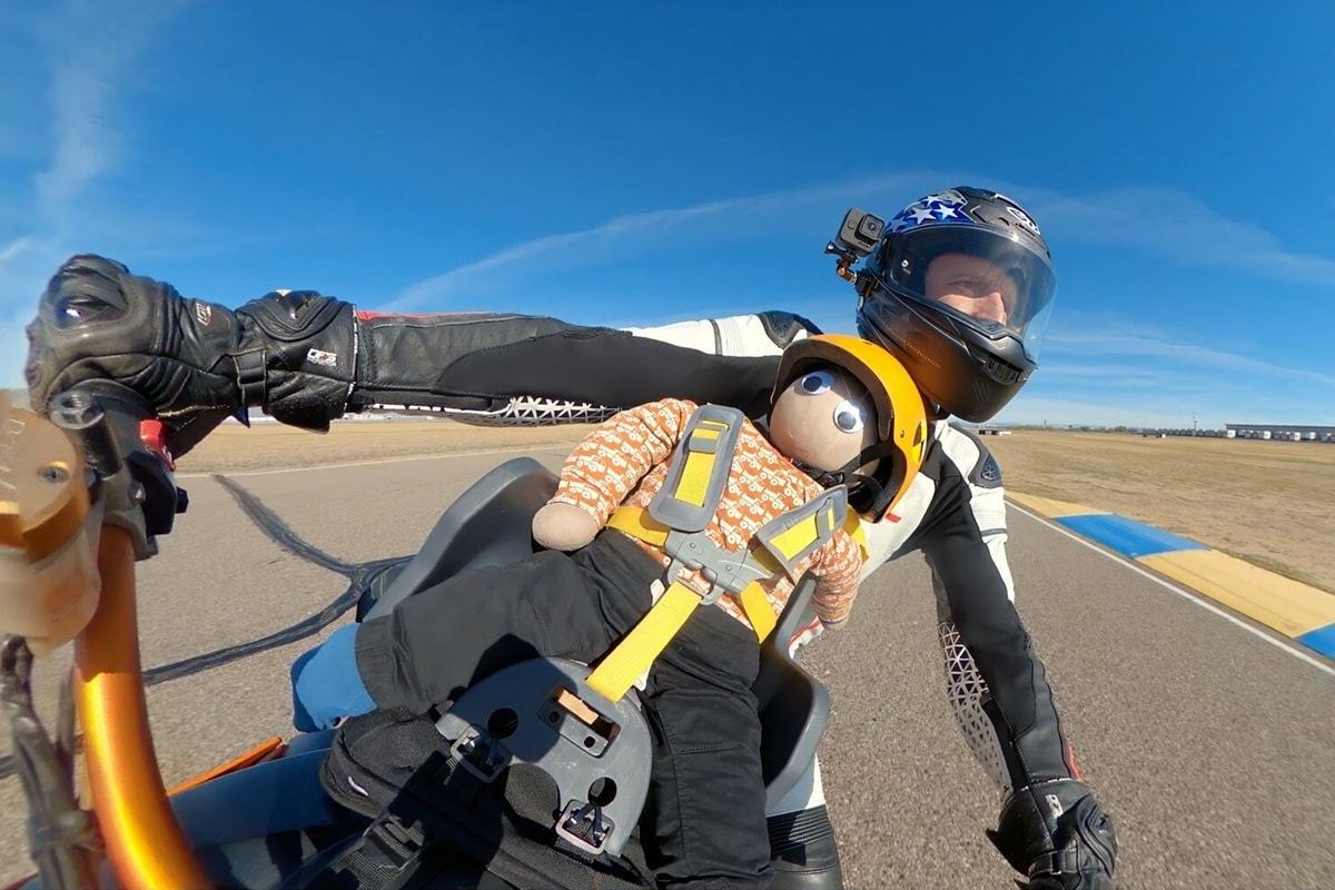 ¿Pensando en montar a tu bebé en moto? Entonces debes conocer el "Asiento infantil RevZilla EZ Rider"