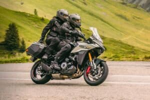 Moto trail asfáltica o sport touring para viajar y con más de 90 caballos
