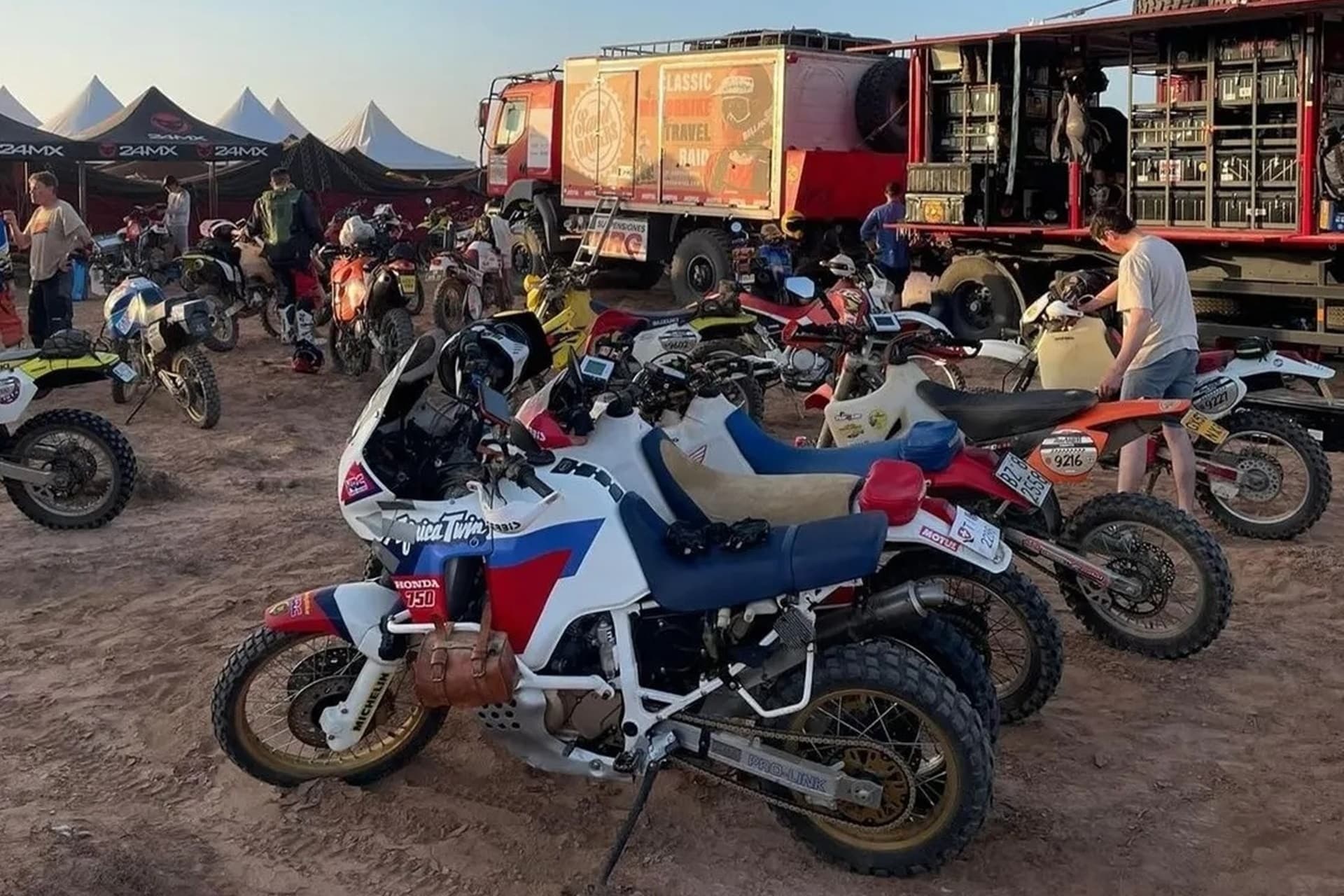 SandRaiders 2024: 154 motos "Old School" desfilaron por el desierto de Marruecos