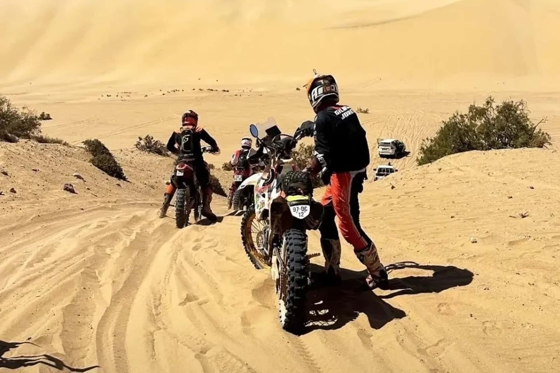 SandRaiders 2024: 154 motos "Old School" desfilaron por el desierto de Marruecos