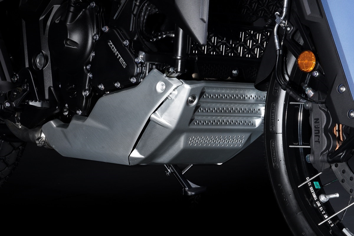 La primera tricilíndrica de Zontes ya está disponible, se llama ZT 703 F y llega pisando fuerte