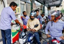Sin casco no hay gasolina La política para evitar fallecidos por accidente de moto que intenta implementar el gobierno indio