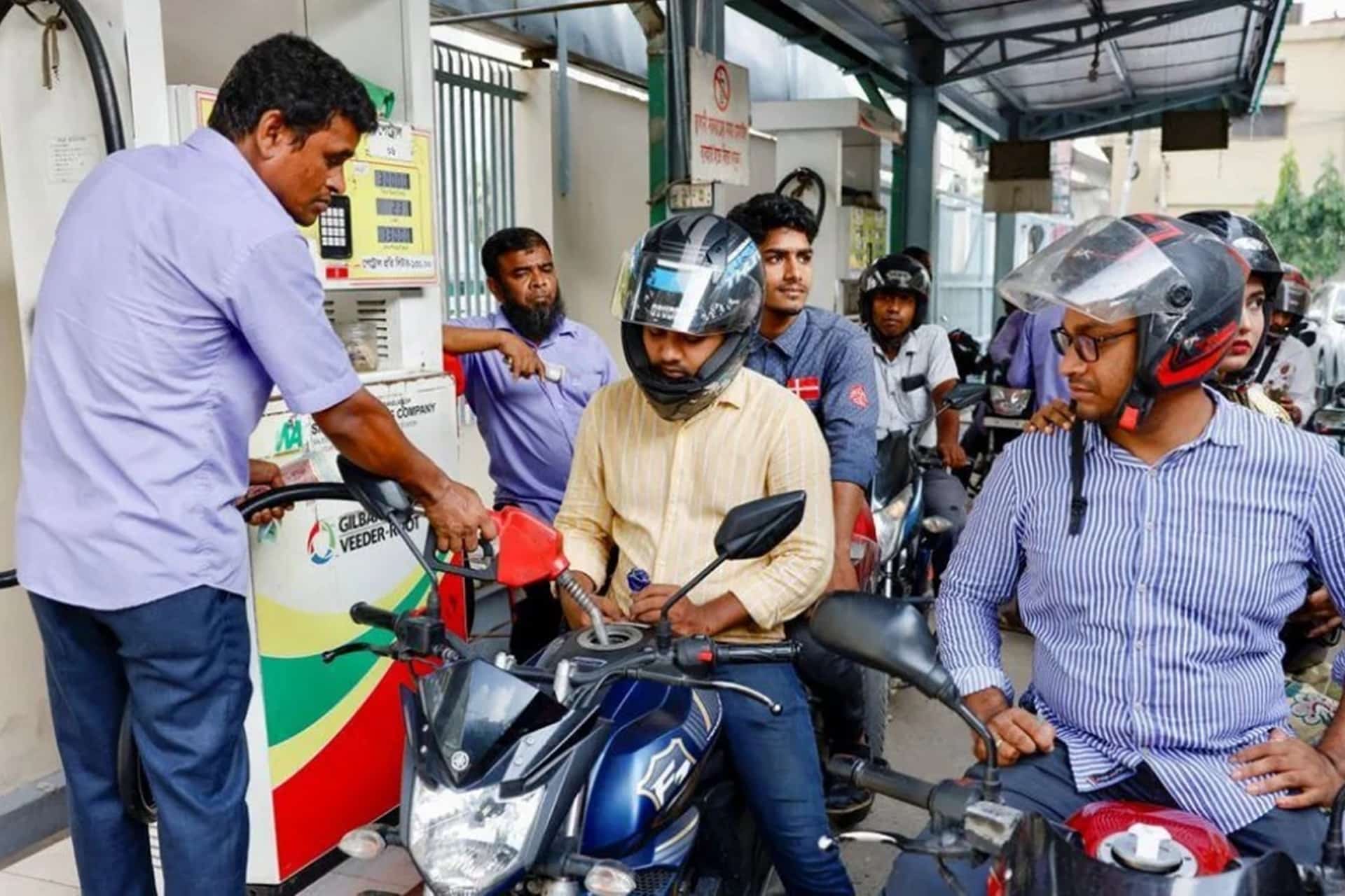 Sin casco no hay gasolina La política para evitar fallecidos por accidente de moto que intenta implementar el gobierno indio