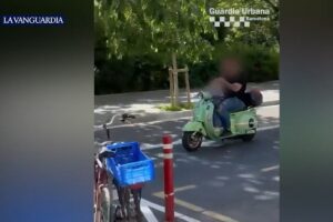 Temerario a la vista: Sin casco, mirando el móvil y ¡con una niña pilotando el scooter de alquiler donde iban subidos ambos!