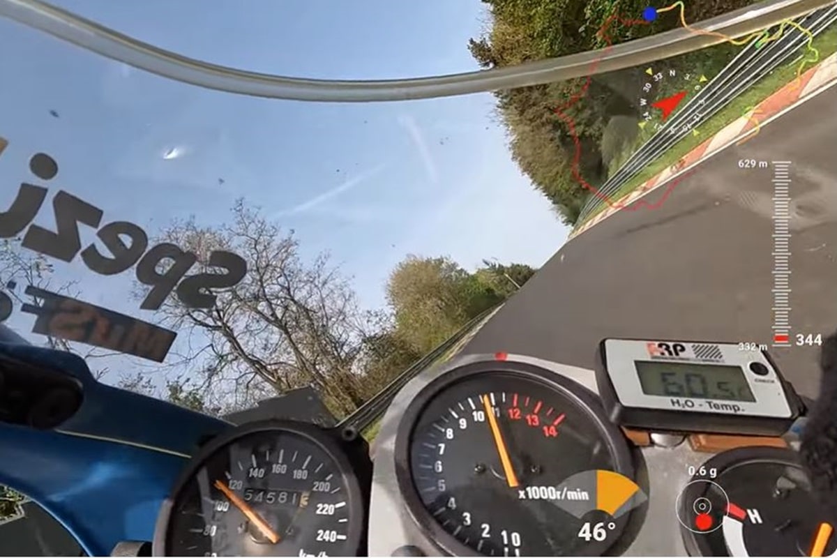 Pequeña pero matona: Así se las gasta esta Suzuki RGV250 en el difícil circuito alemán de Nürburgring