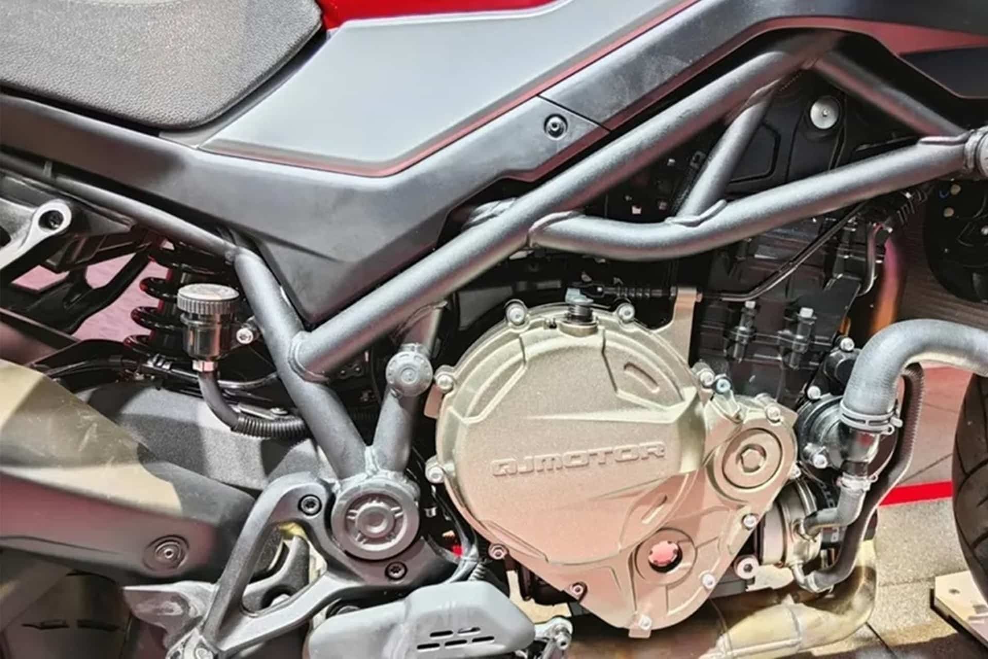 Presentada oficialmente la versión final de la SRK 900 de QJMotor
