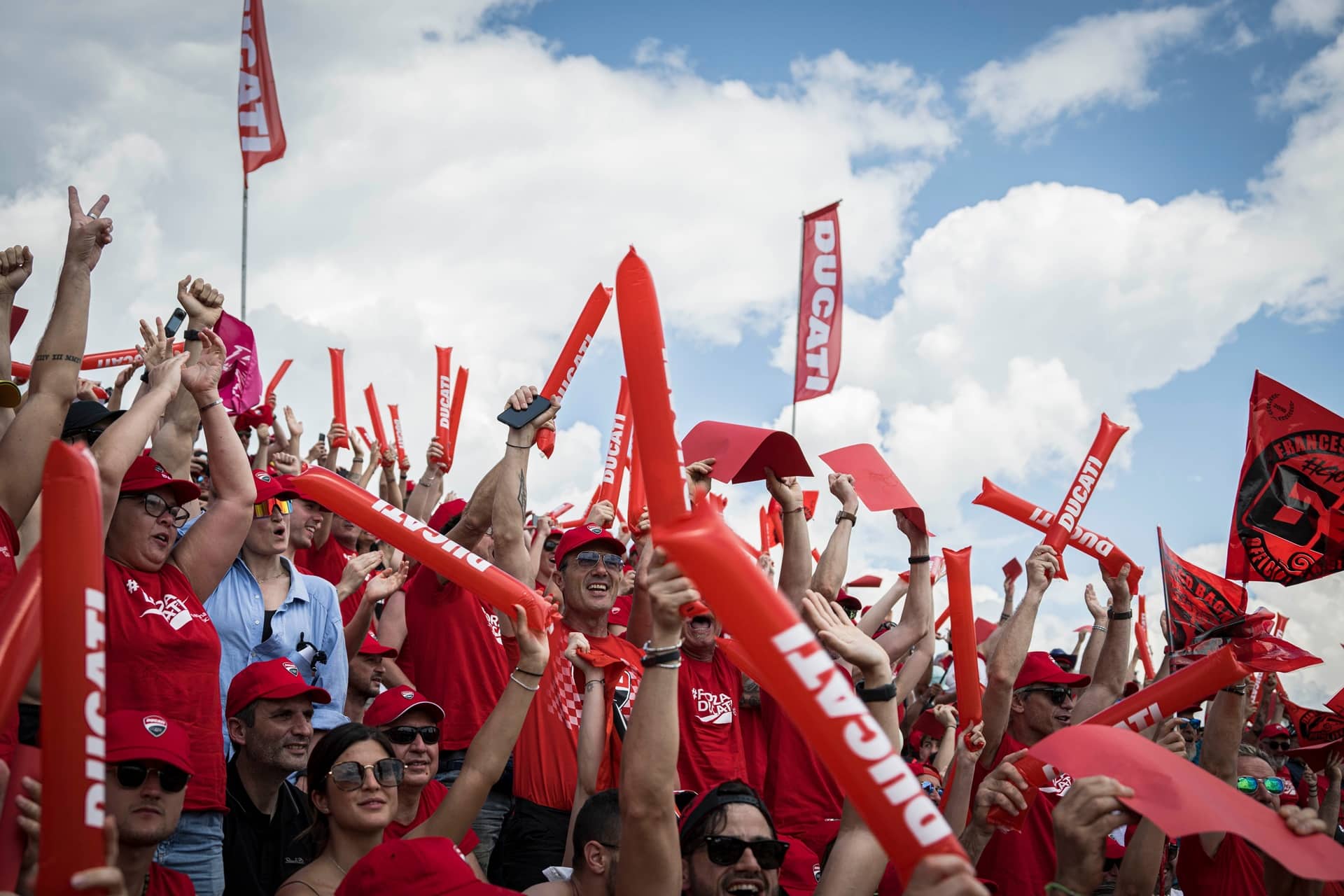La Tribuna Ducati pinta de rojo el Gran Premio de Italia