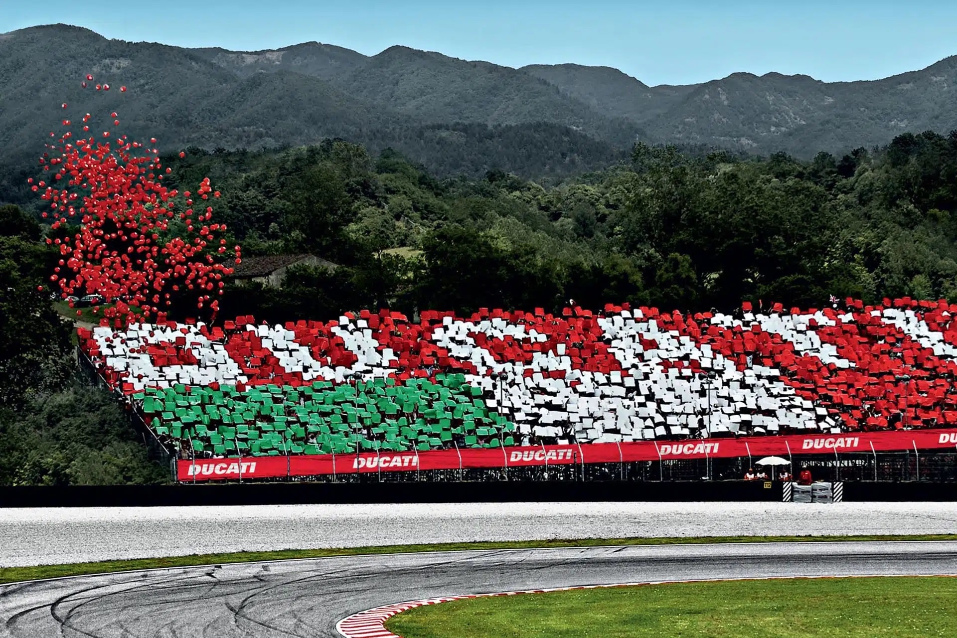 La Tribuna Ducati pinta de rojo el Gran Premio de Italia