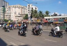 Sin casco no hay gasolina La política para evitar fallecidos por accidente de moto que intenta implementar el gobierno indio