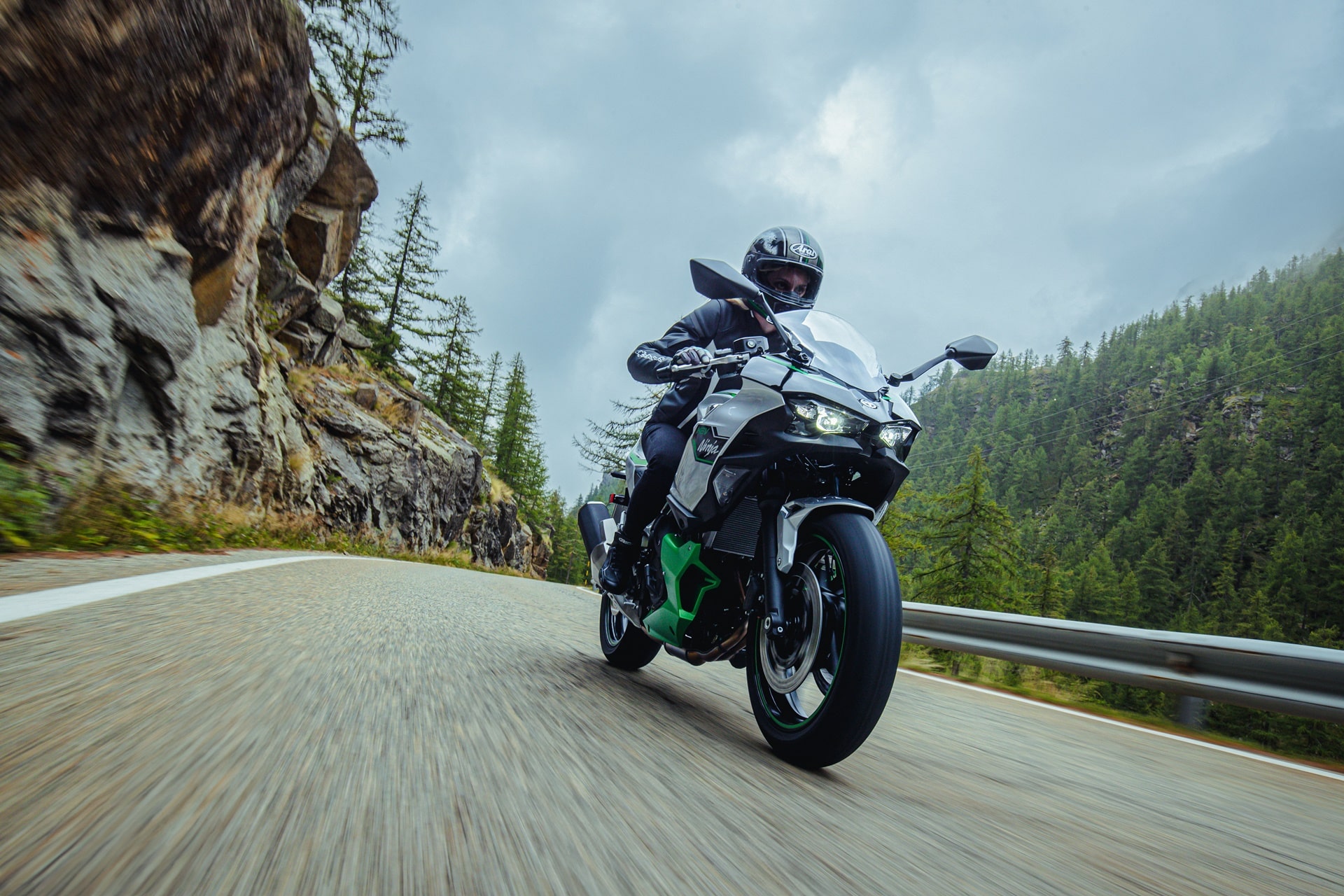 Ya a la venta las nuevas Kawasaki Z7 y Ninja 7 Hybrid