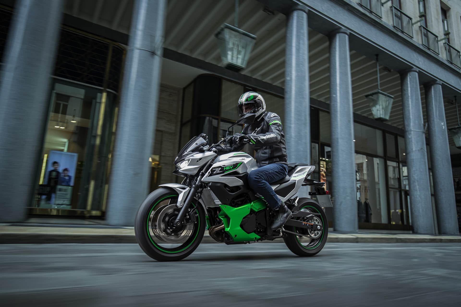 Ya a la venta las nuevas Kawasaki Z7 y Ninja 7 Hybrid