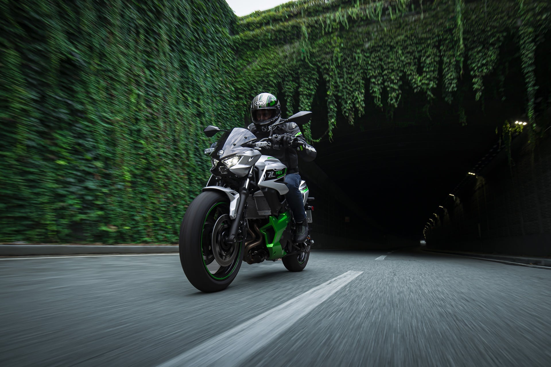 Ya a la venta las nuevas Kawasaki Z7 y Ninja 7 Hybrid