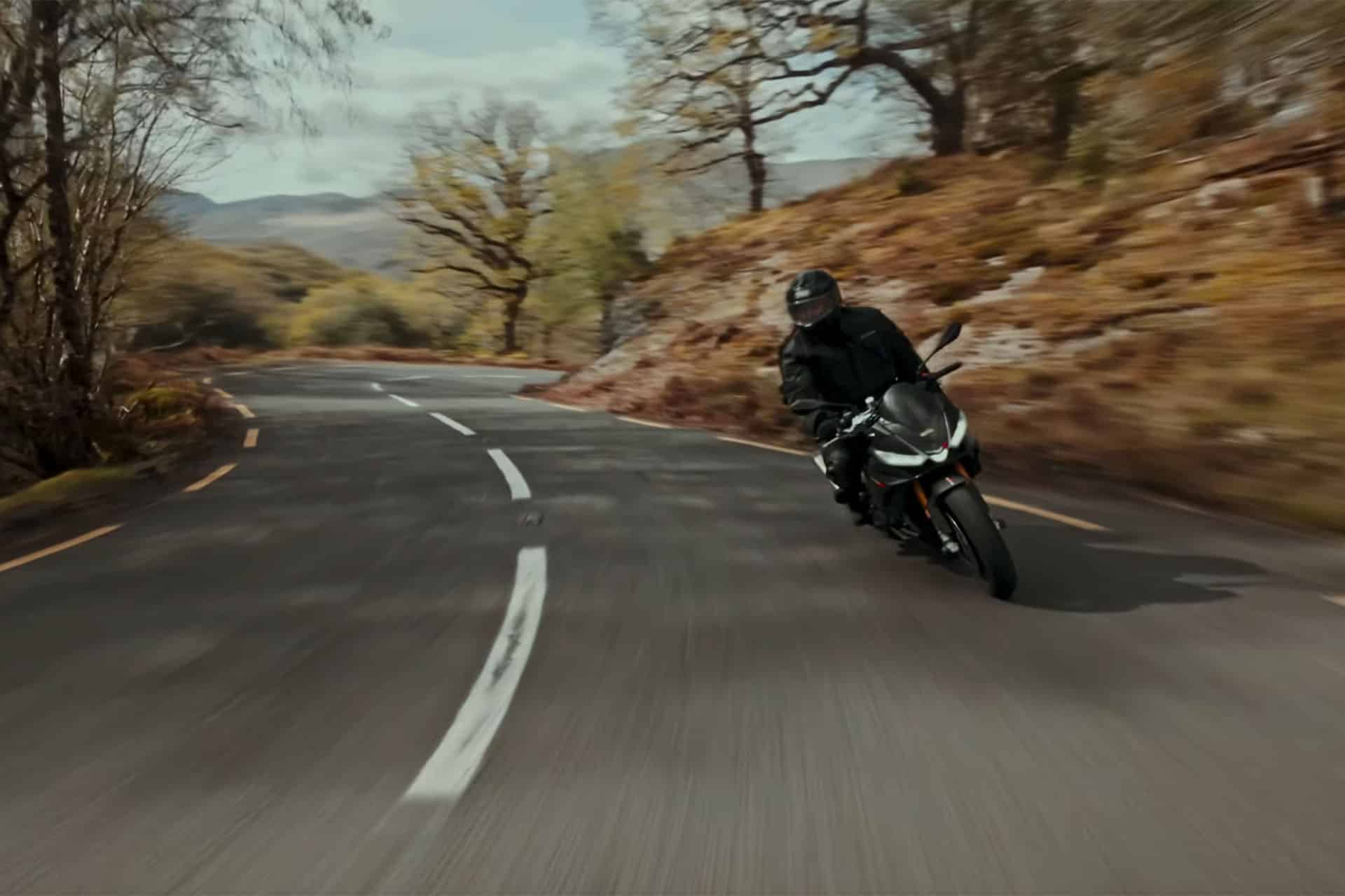 El viaje lo ha hecho con su nueva moto, una Aprilia Tuono