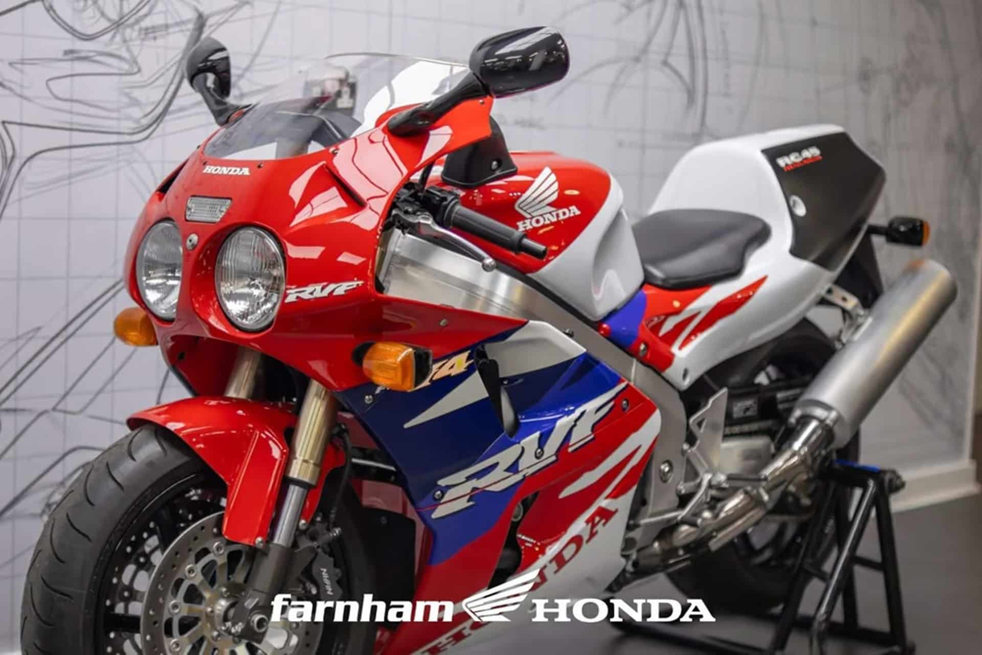 Dos iconos noventeros de Honda a la venta en un concesionario británico: NR750 y RC45 inside