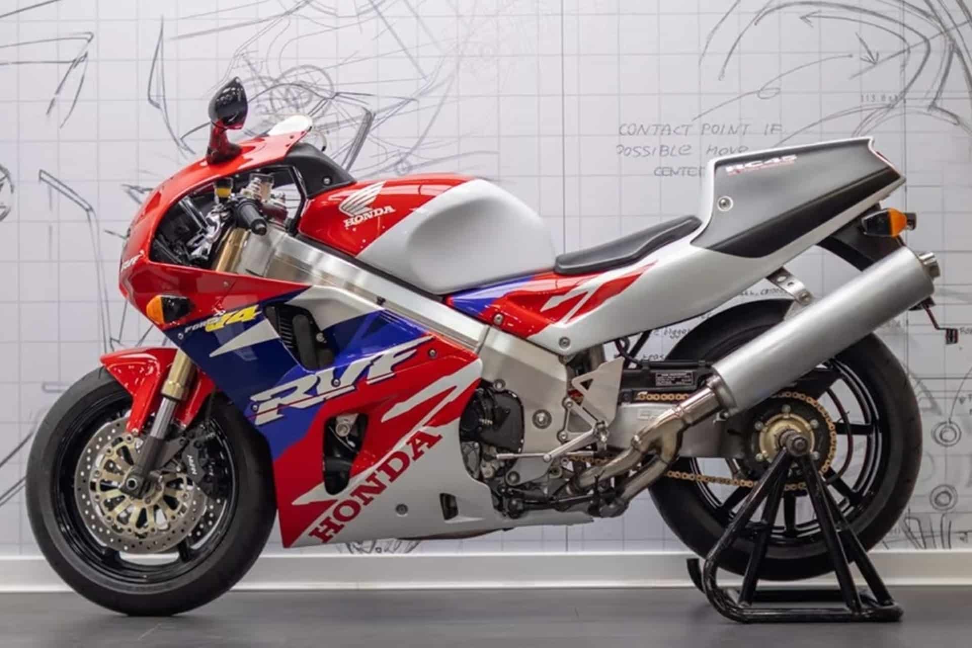 Dos iconos noventeros de Honda a la venta en un concesionario británico: NR750 y RC45 inside