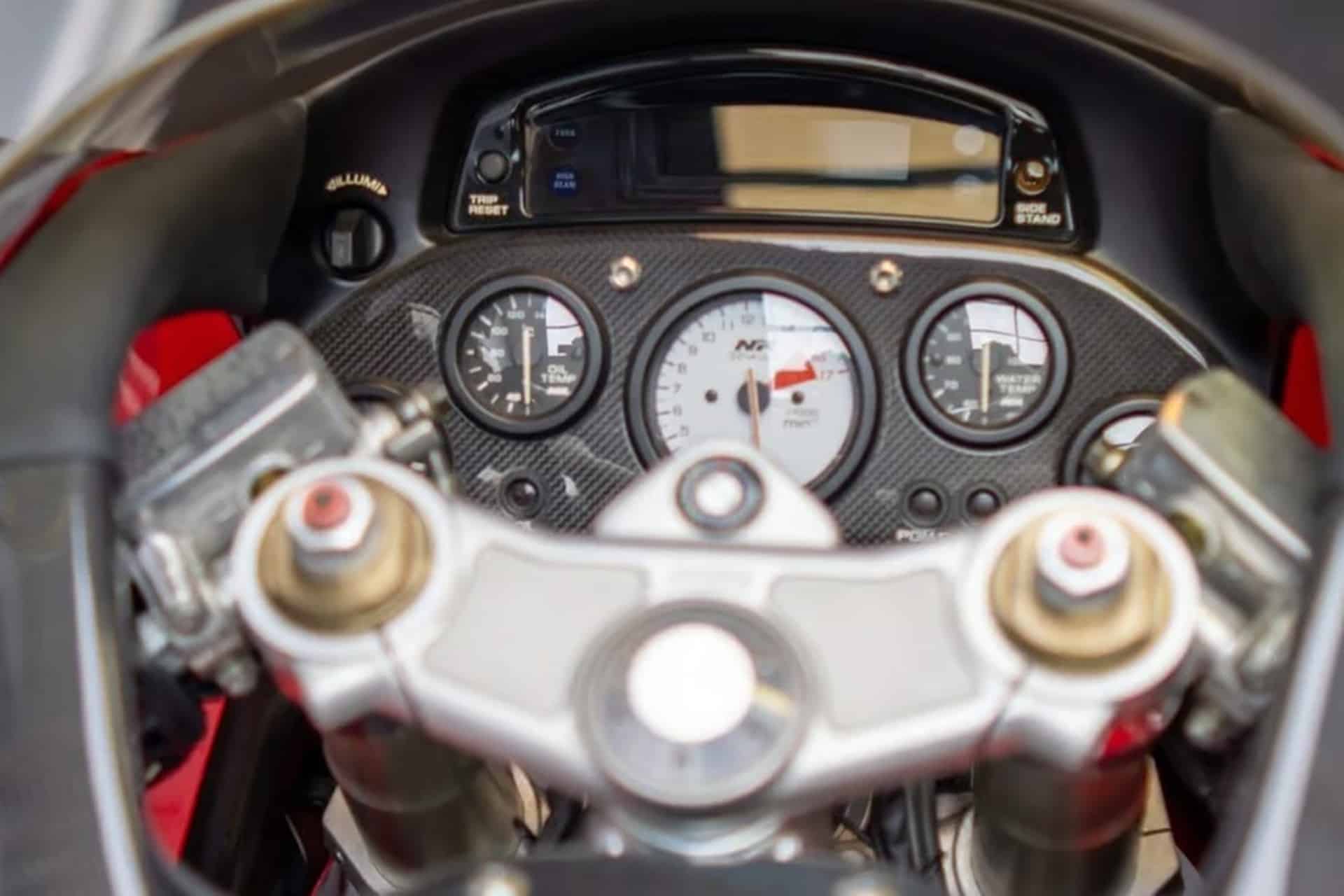Dos iconos noventeros de Honda a la venta en un concesionario británico: NR750 y RC45 inside
