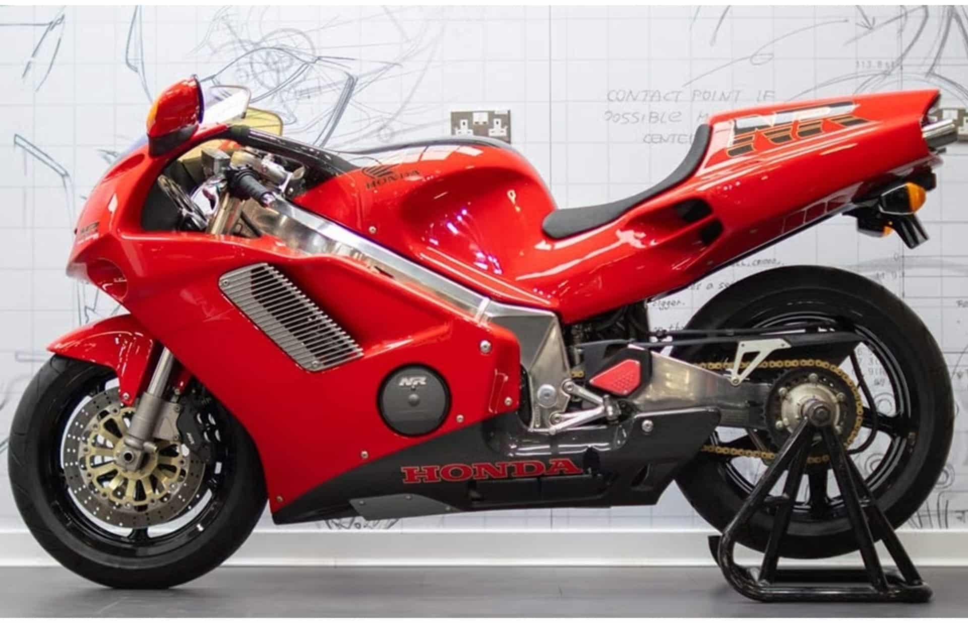 Dos iconos noventeros de Honda a la venta en un concesionario británico: NR750 y RC45 inside