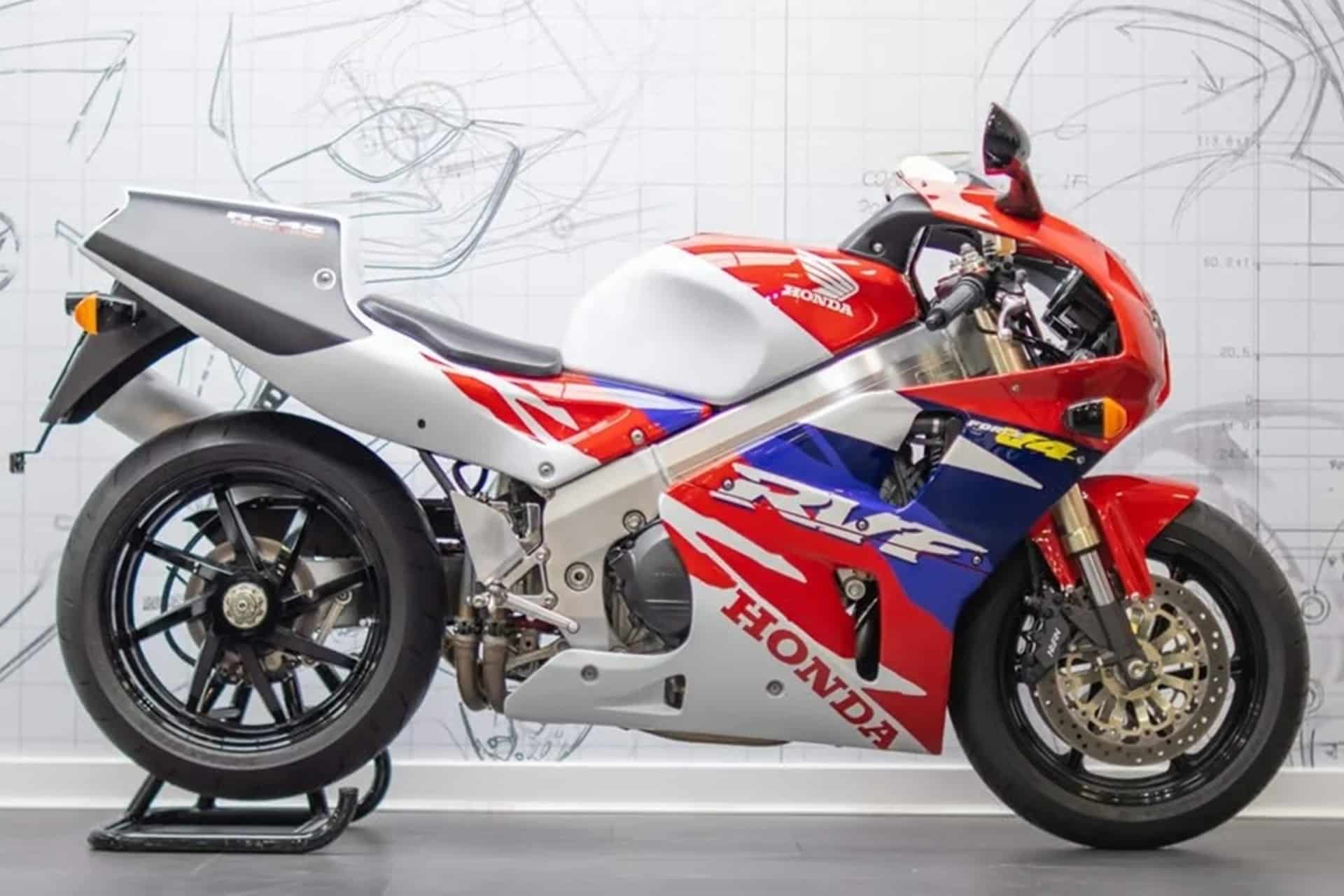 Dos iconos noventeros de Honda a la venta en un concesionario británico: NR750 y RC45 inside