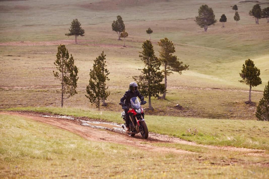 ¿Cubre el seguro obligatorio de la moto cuando vas por caminos o por el campo?