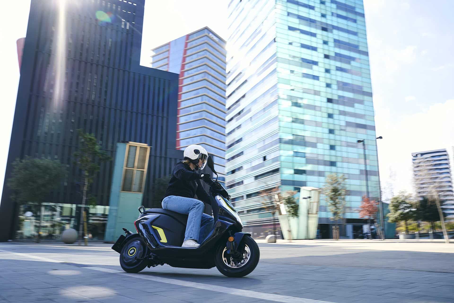 AE6+ es un scooter más contenido en precio y rendimiento