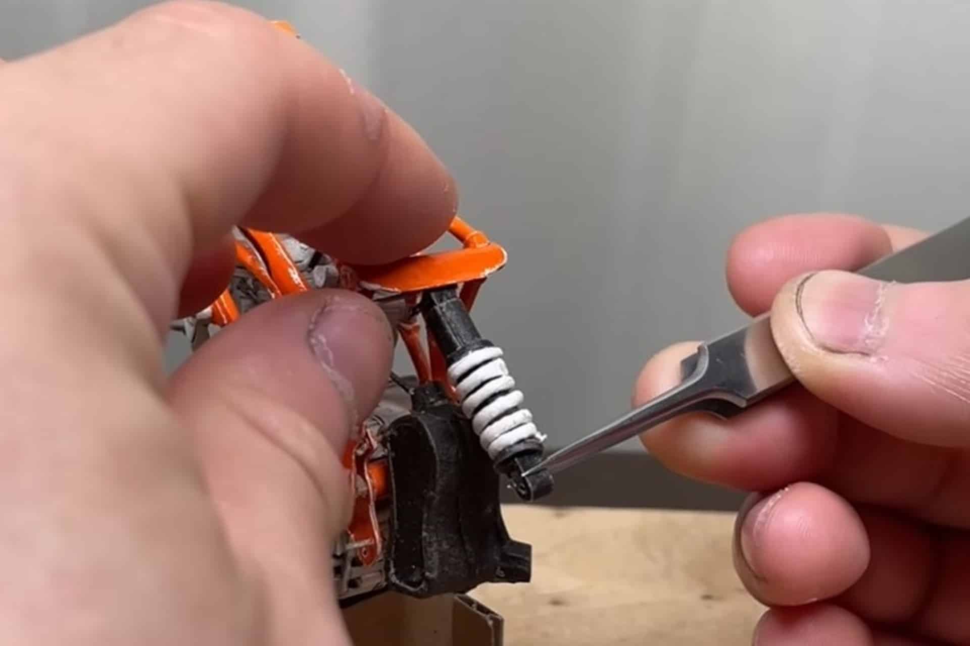 La moto de papel perfecta existe: Echa un ojo a esta KTM 390 Duke fabricada ¡con cajas de galletas!