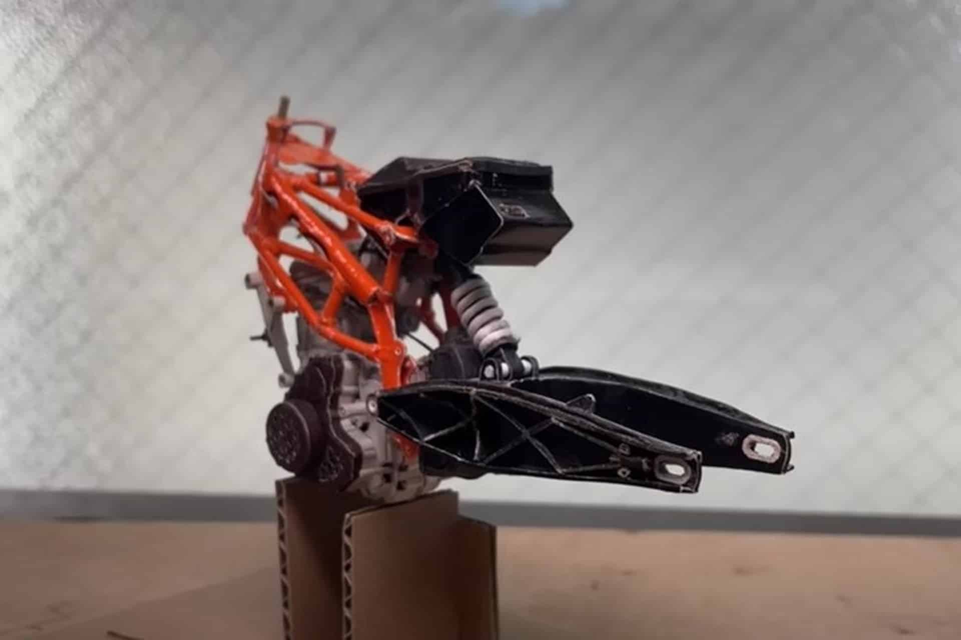 La moto de papel perfecta existe: Echa un ojo a esta KTM 390 Duke fabricada ¡con cajas de galletas!