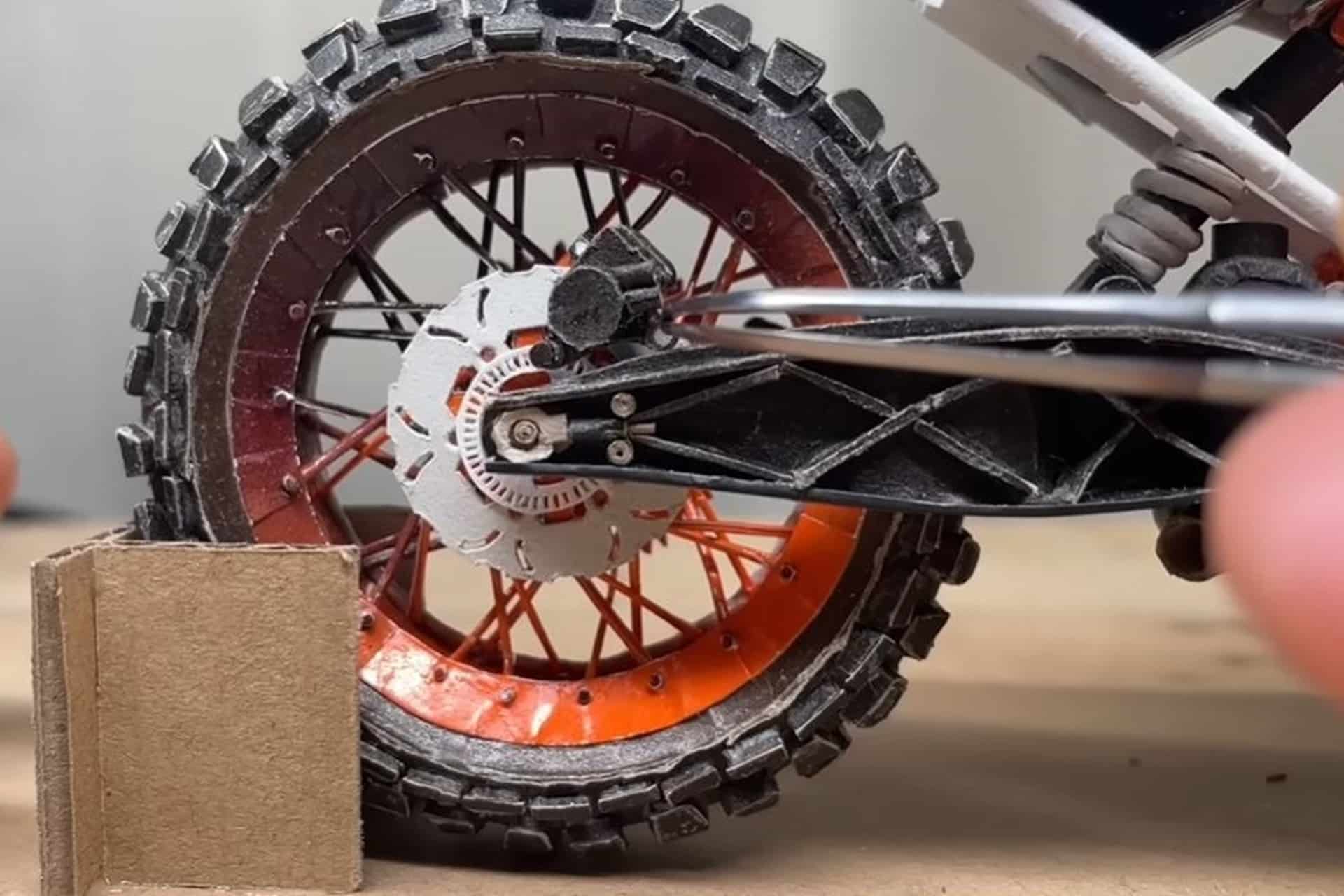 La moto de papel perfecta existe: Echa un ojo a esta KTM 390 Duke fabricada ¡con cajas de galletas!