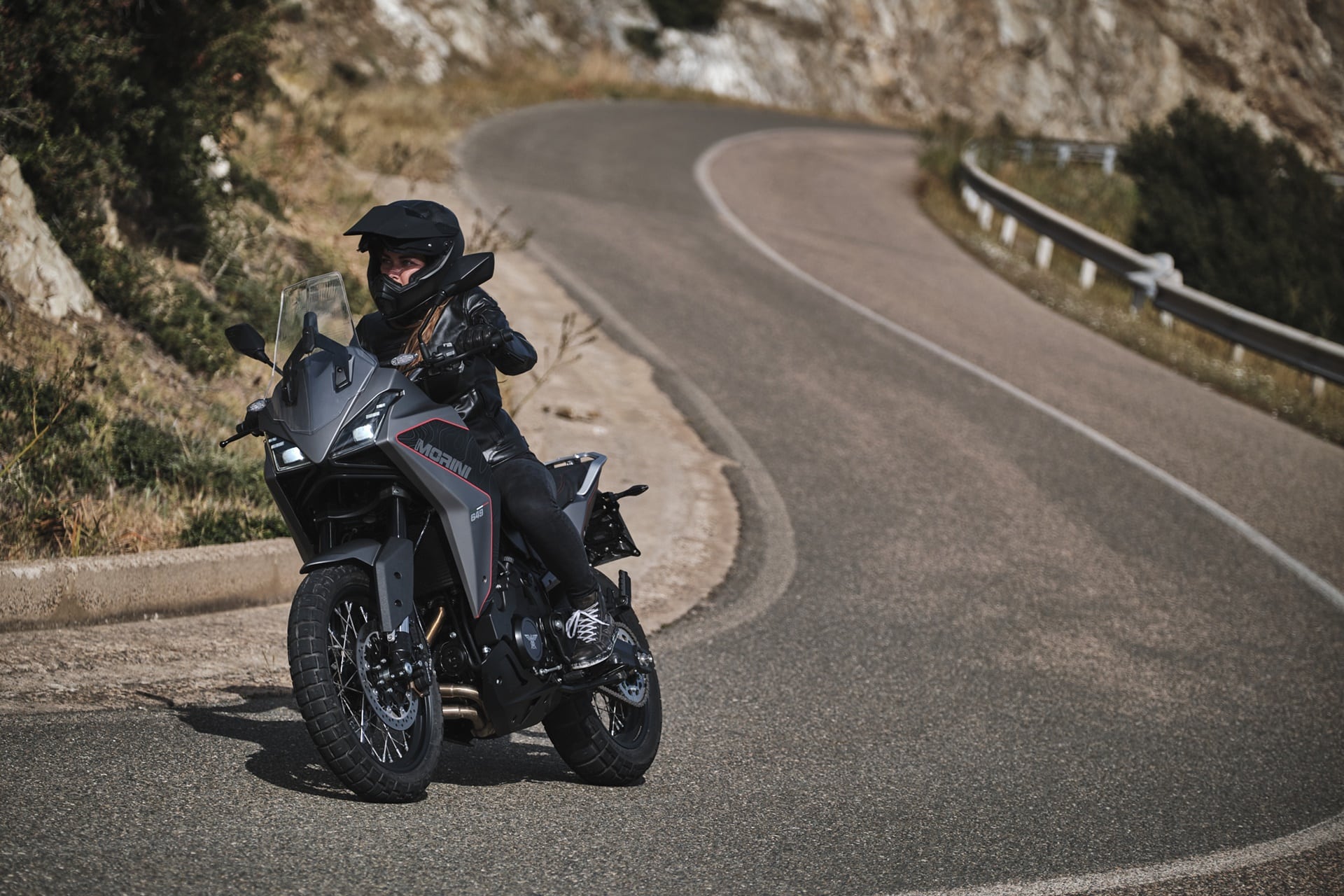 Equipa al máximo tu Moto Morini X-Cape para este verano 2024