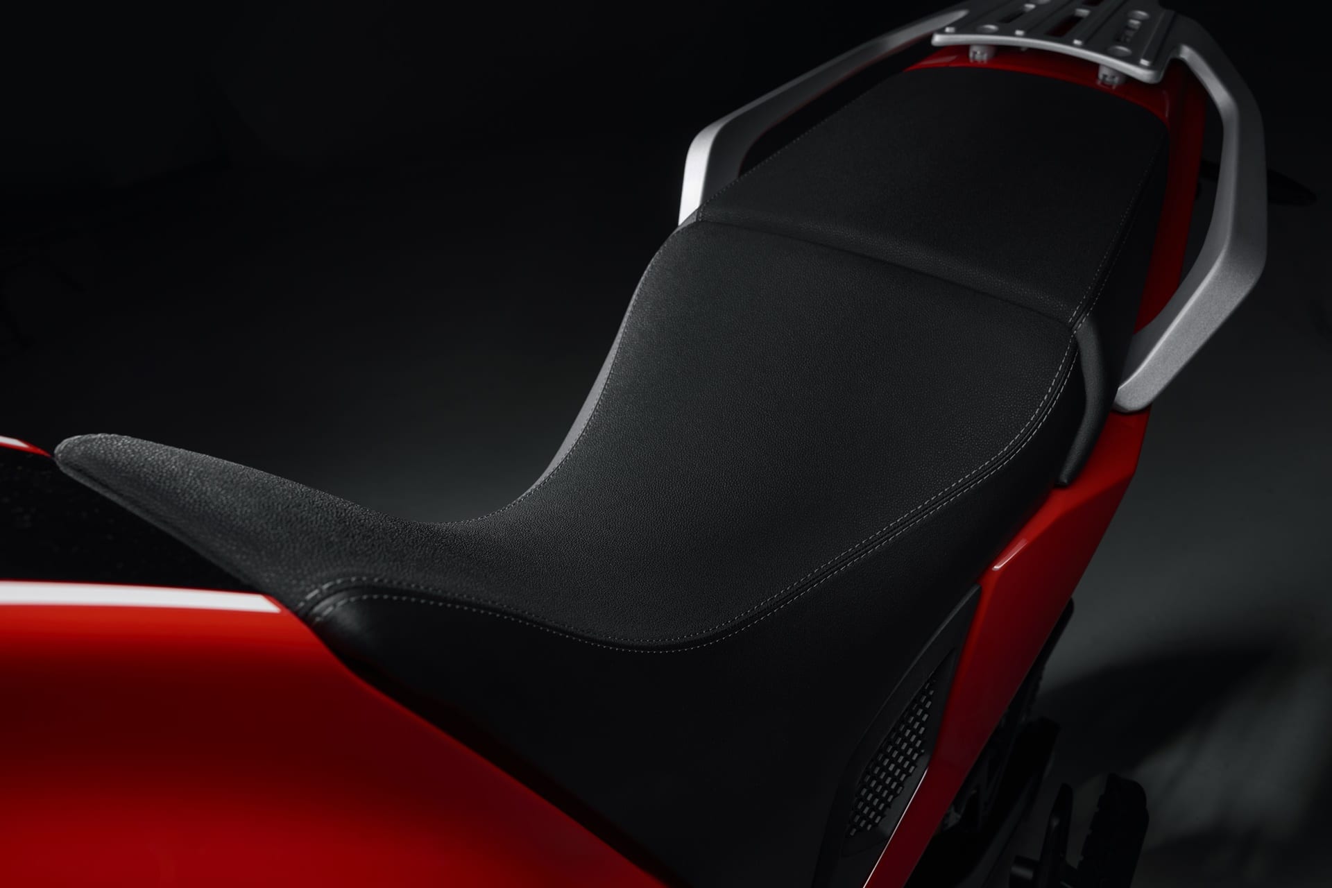 Equipa al máximo tu Moto Morini X-Cape para este verano 2024