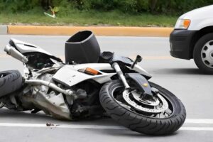 ¿Es buena idea comprar una moto accidentada? ¿Debería también antes comparar seguros para cuando esté lista?