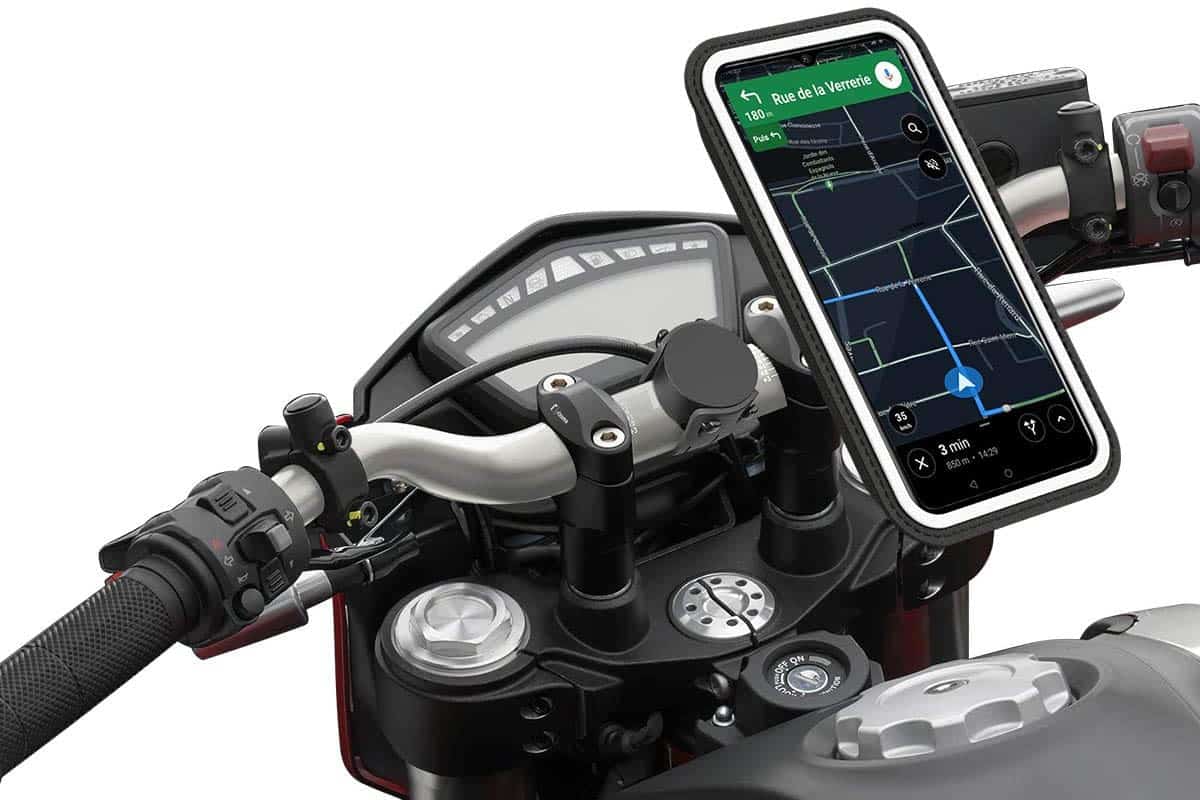 A día de hoy muchos usan el teléfono inteligente en la moto