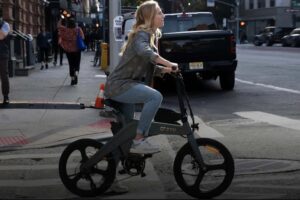Un pueblo estadounidense prohíbe el uso de bicicletas y patinetes eléctricos